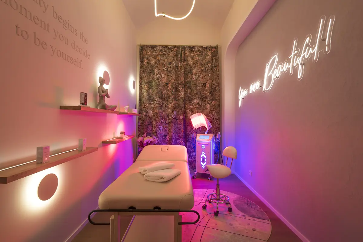 Salón, Husitská Detail