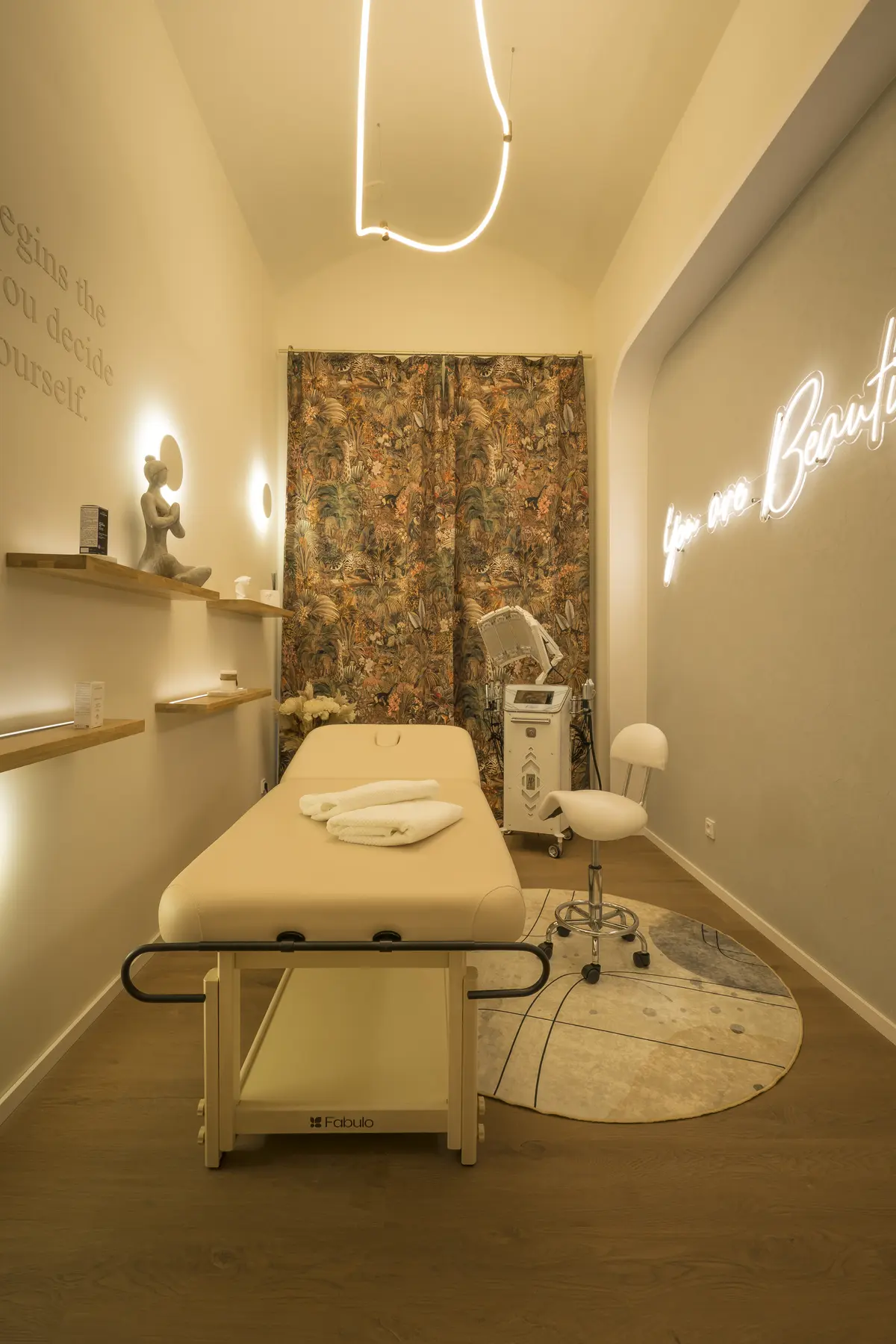 Salón, Husitská 11