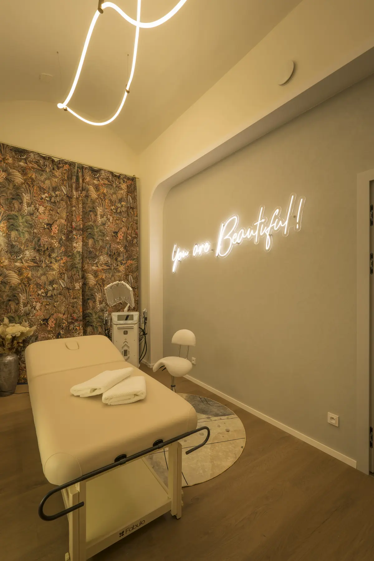 Salón, Husitská 19